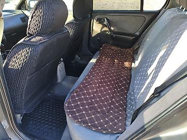 Другие детали салона: Салон автомобиля с правым рулём, тканевые сиденья с накидками и — 4
