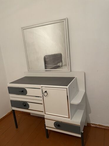 куплю матрас бу бишкек: Даараткана үчүн үстөл, Колдонулган, Күзгүсү менен, түсү - Ак, МДФ