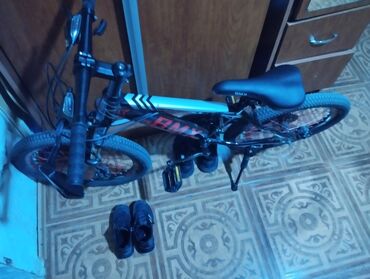 велосипеды trinx бишкек: BMX velosiped, gümüşü rəngli çərçivəyə və qara detallara malikdir