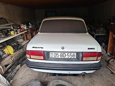 QAZ: GAZ Volga 3110, ağ rəng, sedan gövdə. Nömrə nişanı: 05-BD-556 (AZ) — 1
