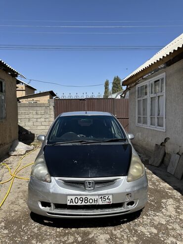 купить двигатель на нексию в бишкеке: Серебристый хэтчбек Honda Fit с черным капотом и спойлером. Автомобиль