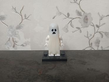 LEGO tipli konstruktor dəstləri: Lego minifiguru fosfordan qaranliqda isiq saçir — 1