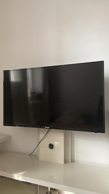 Телевизоры: Телевизор Hisense, диагональ экрана около 43–50". Плоская LED‑панель с — 3