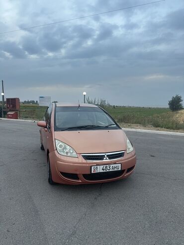 домкрат для авто: Автомобиль Mitsubishi Colt, представленный в персиковом цвете