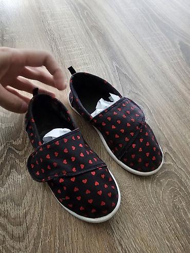 Uşaq ayaqqabıları: Uşaq ayaqqabısı – qara parça üstündə qırmızı ürək naxışlı slip-on — 3