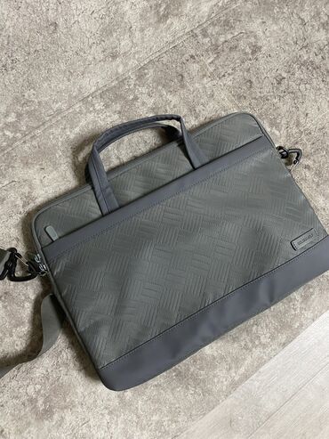 сумка портфель для ноутбука: Чехол для ноутбука с регулирующимся ремешком. Серого цвета. Есть два