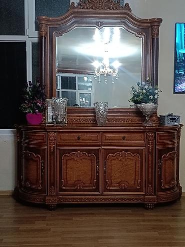 Ev üçün mebel: Klassik üslubda böyük güzgülü bufet-vitrin - Material: bütöv ağac — 1