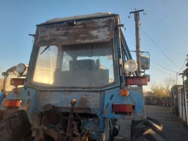 Traktorlar: Mavi rəngli təkərli kənd təsərrüfatı traktoru Xüsusiyyətlər: - — 10