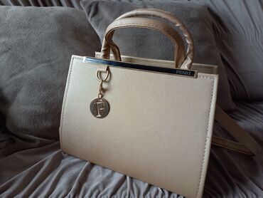 oglana hediyye ne almaq olar: Cумка новая. Не использовалась. FENDI