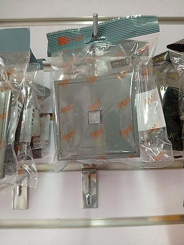 патч панель: Вывод для сети: настенная компьютерная розетка (RJ45), один порт — 1