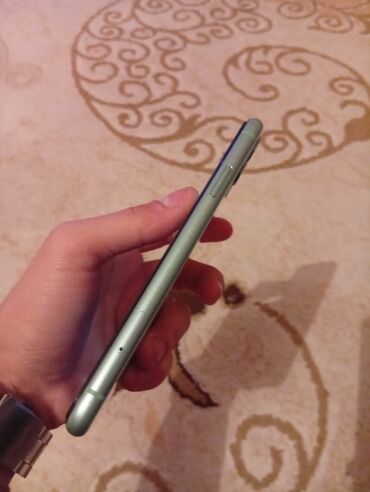 Apple iPhone: IPhone 11, 128 GB, White Titanium — 7