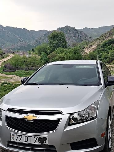 011 sekilleri: Chevrolet Cruze sedan – gümüşü rəngdə, şəhər və tras üçün praktik və — 8