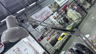 оборудование бизнес: Настольная лампа с пружинным плечом + подставка‑валик - Устойчивая