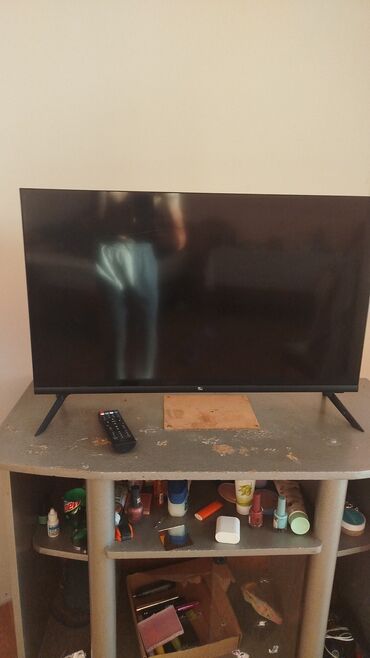 taube televizor: Smart TV – təxminən 40–43 düym diaqonallı, nazik çərçivəli, iki yan