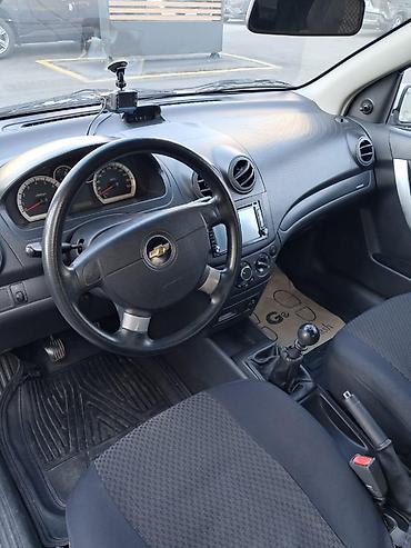 aveo ekran: Chevrolet Aveo: 1.4 l | 2010 il 100 km Sedan — 2