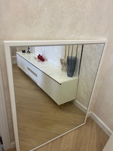 Sifarişlə mebel: Böyük ölçülü divar/güzgü - Minimalist ağ çərçivə, incə profilli