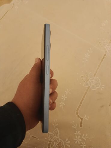 Digər mobil telefonlar: Məhsul: Smartfon Xüsusiyyətlər və dizayn: - Sümükvari düz kənarlı — 4