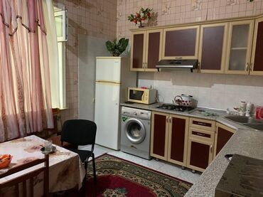 Uzunmüddətli kirayə evlər: Şəhər içində iki mərtəbəli fərdi evin geniş və işıqlı interyeri. - — 4