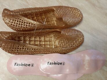 Босоножки, сандалии, шлепанцы: Qızılı rəngli, parıltılı qadın baletkaları - Model: Fashion