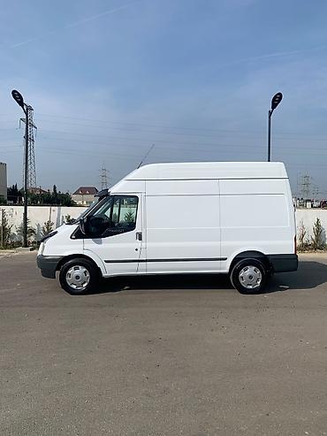 Yükdaşıma üçün geniş həcmli ağ rəngli miniven. Uzadılmış kuzov və