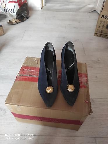 Туфли: Листайте, туфли все 35размера, на каблуках, на худую ногу. самовывоз — 5