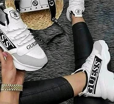 paul smith black label: Akcija Ženske patike Guess – bele sa crnim detaljima i prepoznatljivim — 1