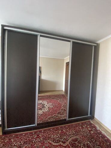 таатан мебель: Спальный гарнитур в отличном состоянии, с очень большим вместительным