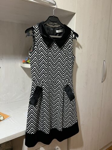 Повседневные платья: Qara-ağ naxışlı, qolsuz qısa don - Dizayn: Ziqzaq (chevron) print