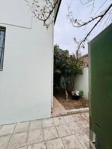 Həyət evləri və villaların satışı: Satılır: həyətli iki mərtəbəli fərdi ev Ünvan təsviri: Şəhər daxili — 22