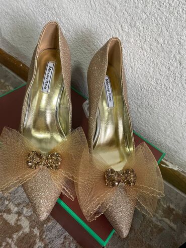 женские туфли с ремешком: Туфли 39, цвет - Золотой