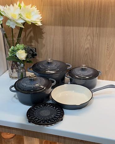 Наборы посуды: Чугунные наборы 4в1 + подставка В наличии: - красный; - оранжевый; - — 6