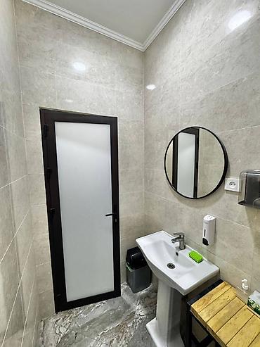 купить офис: Магазин, В бизнес центре, 371 м² Действующий, Частично с оборудованием, С ремонтом, Water сommunications, Sewerage сommunications, Heating сommunications, 1 линия — 5