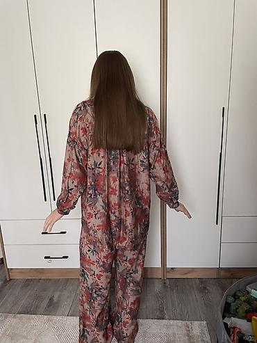 зимние штаны мужские: Женский комплект из легкой ткани с художественным принтом. - Состав — 3