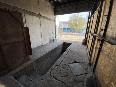 дом азия молл: Просторное помещение с высокими потолками, идеально подходящее для