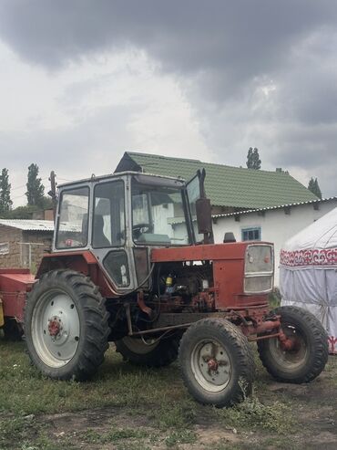 запчасти на роторную косилку к мотоблоку: Трактор "Беларус" красного цвета, предназначенный для
