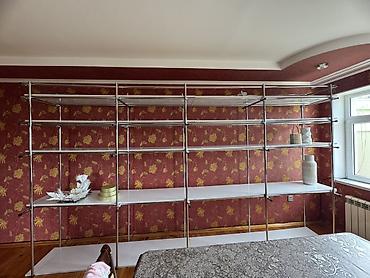 Rəf vitrinləri: Mağaza vitrin rəfi – modul tipli, xromatık metal karkas və ağ rəflər — 3