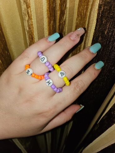 Üzüklər: Muncuqlu üzükler bürclerle cütü 1 manat,sadesi 0,50 qepik.her rengi — 4