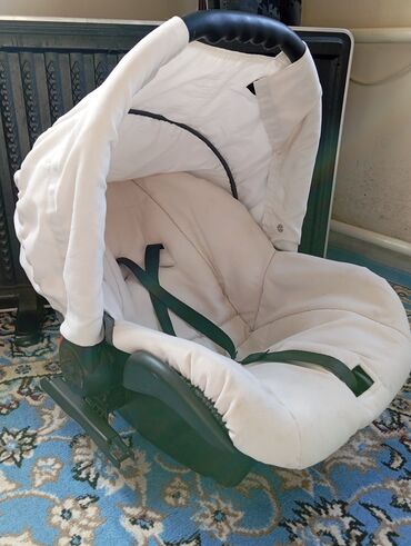 детское кресло бустер: Автокресло, цвет - Белый, Б/у