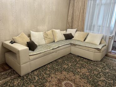 угловой диван для зала: Бурчтук диван, түсү - Ак, Колдонулган