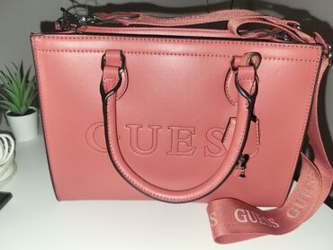 torba za pijacu na točkiće: Torba za rame, Guess, Materijal: Veštačka koža