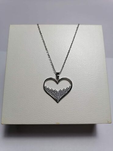 Ogrlice: Nakit, hiruški čelik
Cena 1100din — 6