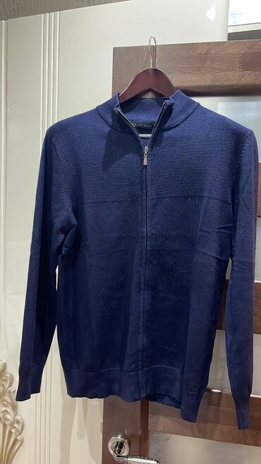 Sviterlər: Kişi üçün sviterlər,hamisi yaxşi vezoyyetde,razmer M-L — 2