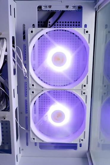 Ostali kompjuterski delovi: Kompjutersko kućište – kubni/micro-ATX format sa staklenim panelima i — 5