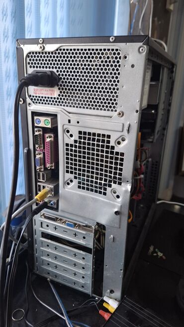 16 gb ram: Masaüstü kompüter keysi Arxa panelində VGA, DVI, USB portları, səs