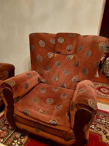 taxt kravatlari: Klassik üslubda 1 divan və 2 ədəd kreslo dəsti satılır. Divan açılır — 4