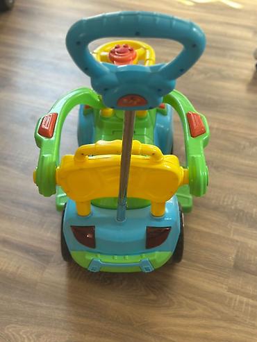Oyuncaqlar: Valideyn üçün arxa itələmə tutacağı var Təxmini yaş qrupu: 1.5–5 yaş — 4