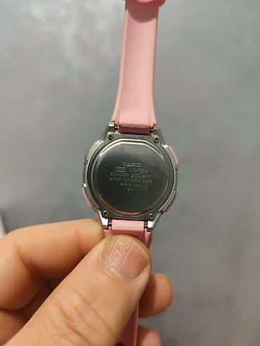 bakida saat: Casio LW-203 qadın/yeniyetmə üçün rəqəmsal qol saatı - Rəng: açıq — 4