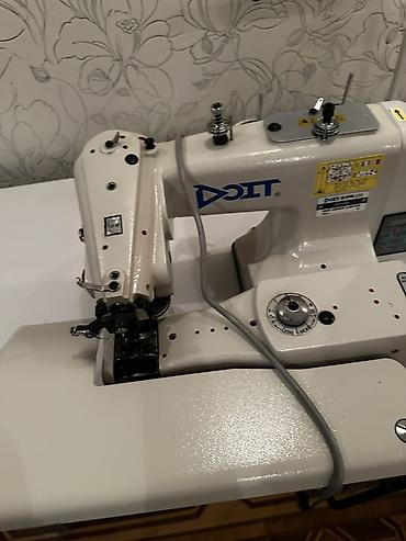tikis isi: Sənaye tikiş maşını – DOIT DDL-8700 tipli (etiketdə “DOIT” loqosu — 3