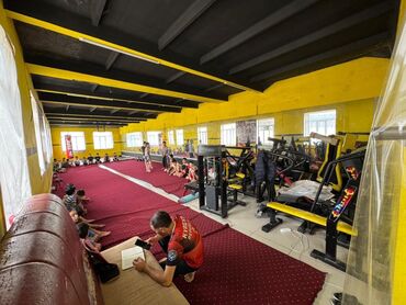 столовый арендага: 120 м², Кирпичный, Бетонный