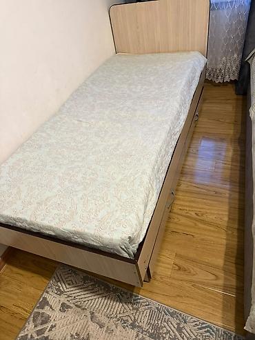 стандартный пододеяльник: Односпальная кровать с высоким изголовьем и двумя выдвижными ящиками — 2
